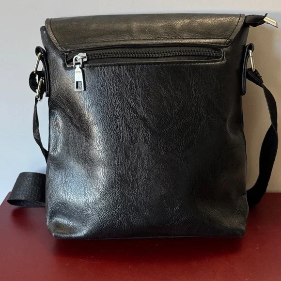 Delika-stylish black Crossbody messenger /handbag great for both men or women - Picture 2 of 8